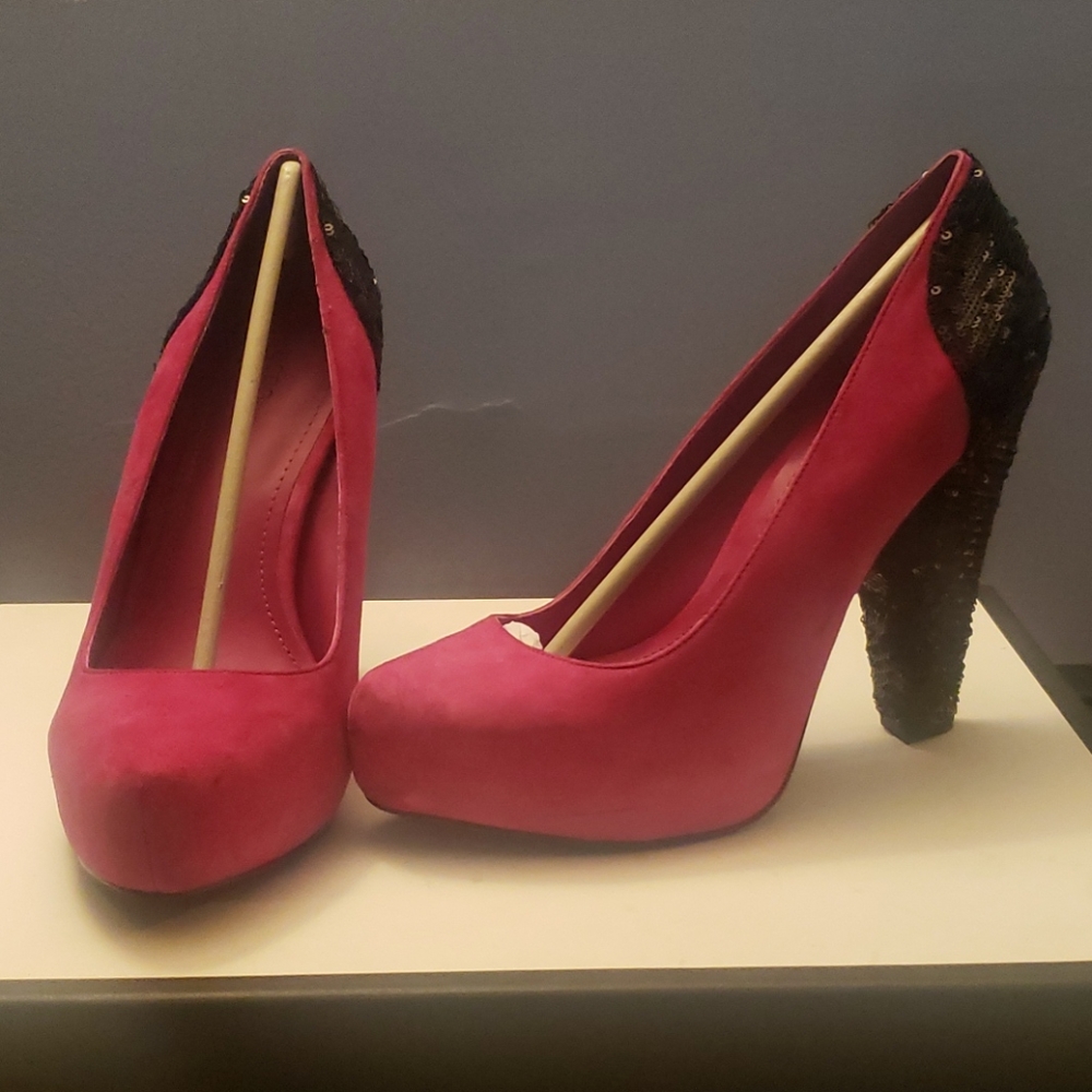 BCBG Pump